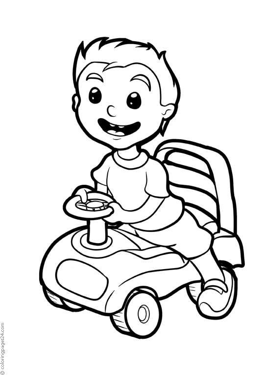 En liten pojke kör en leksaksbil