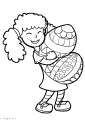 En flicka kramar om ett påskägg